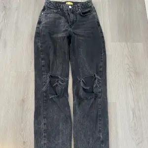 Jeans från Young Gina i storlek 152 och passade mig när jag hade storlek 32. Har växt ur de och säljer för 150💙