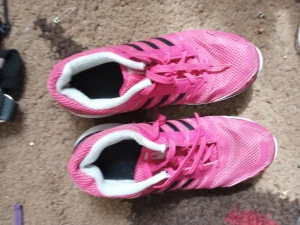 Adidas skor  - Säljer mina adidas skor då jag har alldeles för många så nu är de rensning. Jag skickar endast. 