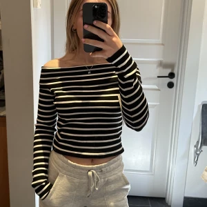 Off shoulder topp - Helt ny randig off shoulder topp från chiquelle. Aldrig använd med prislappen kvar. Är som en small men är one size. 