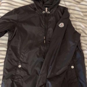 Moncler vindjacka - (äkta) Qr kod på armen finns, kvitto finns ej. Säljs på grund av för liten 