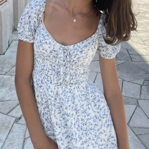 Klänning  - Säljer den är skitsnygga klänningen som jag endast använt en gång. Perfekt nu till sommaren💕 hör av dig vid frågor 💕(den är från Bik bok) 