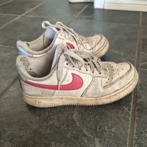 Nike skor - Nike skor med rosa streck.