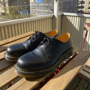 Dr.Martens 1461 originals  - ”1461 smooth-läder oxfordskor” i storlek 45. Använda max 5 gånger så skick: 9/10. Ursprungspris: 1800kr. Mitt pris: 999kr