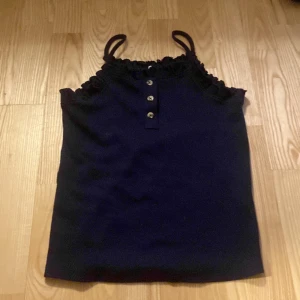  Linné  -  säljer ett jättefint linne 😊 från name it😊 har endast använt 3-4 gånger🌷 st i storlek 134-140👍