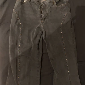 Utsvängda jeans - Så coola utsvängda jeans med rhinestones på.  