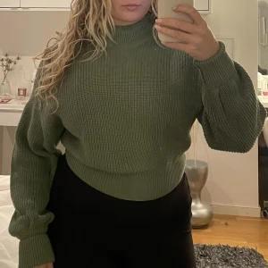 Stickad tröja  - Grön stickad tröja från NA-KD med ”ballongärmar”, dessa går även att vika ner som syns på bilden!  Använd ett fåtal gånger 💚💙