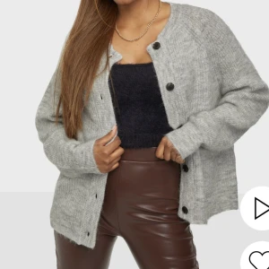 Kofta - Säljer denna så fina kofta som är köpt på Nelly för 699kr Aldrig använd, så i perfekt skick