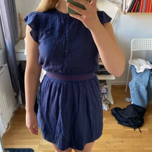 Sommarklänning  - Söt sommarklänning från Tommy hilfiger som passar perfekt till skolavslutningen . Den är andvänd fåtal gånger och i bra skick. Tyvvär har den blivit för liten för mig och behöver ett nytt hem.☺️