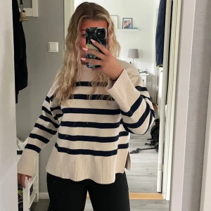 Randig stickad tröja från Zara - En super snygg helt utsåld stickad tröja från Zara!! Använt väldigt fåtal gånger och därav inga tecken på defekter.💞😇Köptes för 600 kr, Nytt pris 200 kr ( inte vid bud!!) 