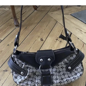 Väska  - Lägger upp igen väska från Urban Outfitters har ett litet hål längst ner på väskan kan skicka närmare bild!