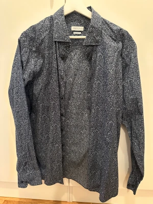 Skjorta mönstrad - Storlek L/XL 