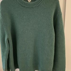 Arket stickad  - Säljer denna då den inte kommer till användning  Knappt använd så skick 10/10 Nypris 800kr