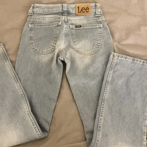 Lågmidjade ljusblå jeans från Lee!🧊 - Lågmidjade jeans från Lee i nytt skick! Strl 26-31, alltså ungefär XS. Använt endast en gång då dom är för små för mig. 