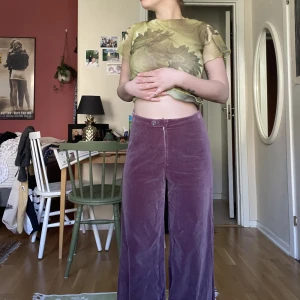 Unika brallor  - Måste ge ifrån mig dessa fantastiska 70tals brallorna:( Unika i sammetsmaterial. Står 38 men sitter fint på mig med 34. Bekväma å så snygga! Priset pga vintage. 