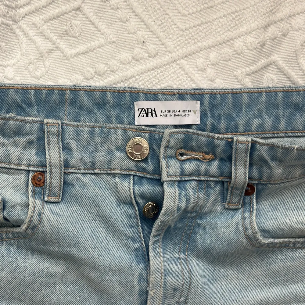 Säljer dessa snygga jeans från Zara i storlek 36 😍jag är 160 och de är långa på mig . Jeans & Byxor.