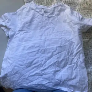 Enkel vit T-shirt 