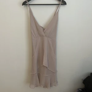 Ljus rosa klänning - Aldrig använd från Nelly