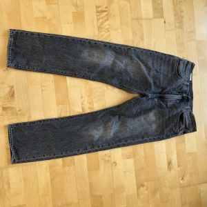 Levis 551 z gråa  - Levis 551 z gråa, (Whashed grey) strl 32/32. Sparsamt använda.  Legat i en låda senaste året. Köpta för cirka 2 år sedan! 