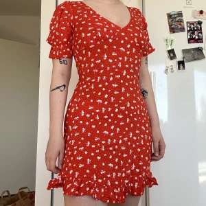 Röd sommarklänning  - Röd blommig sommarklänning! Knappt använd. Köpt secondhand 