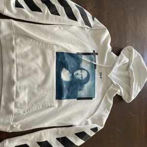 Off white hoodie - Fet hoodie nästan aldrig använd då den bara har hängt och samlat dam samt blivit för liten. Hör av dig vid intresse!