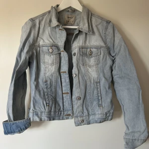 Jeansjacka  - En ljusblå jeansjacka från London.  Lite liten i storlek. De är en 38 men känns som 36. Perfekt till sommaren! 💙