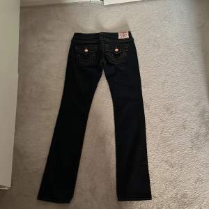Säljer dessa true religion jeans som är i ny skick. Midjemåttet är 38 tvärs över och innerbenslängden är 82