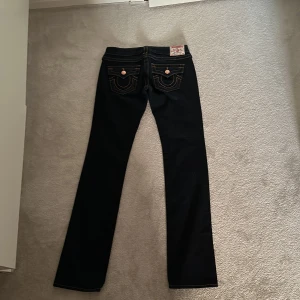 True religion jeans  - Säljer dessa true religion jeans som är i ny skick. Midjemåttet är 38 tvärs över och innerbenslängden är 82