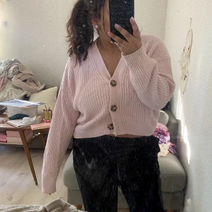 Stickad tröja  - Strl M, från HM, använd vid fåtal tillfällen, 100kr💓