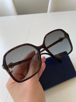 Solglasögon Fendi - Ny pris: ca 2100kr säljer för 1500kr. Gick ner i vikt och tyvärr är de för stora för mig. Box är lite sliten (sonens tänder), solglasögon i väldigt bra skick. 