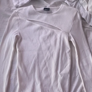 E. Vit tröja - En tröja som är snygg men inte på mig❤️