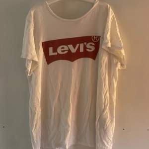 Levi’s t-shirt. Använt mycket men i bra skick!