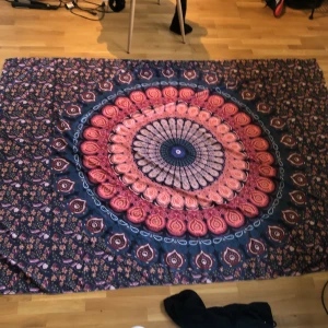 Hippie flagga - Köpte den i Spanien på en marknad för länge sedan men nu när jag bytt stil i mitt rum ligger den bara hemma i ett hörn🫣🫣