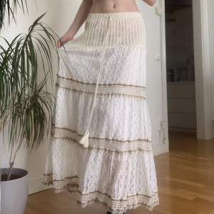 Super söt kjol perfekt nu till sommaren. Köpt i Spanien och står ingen storlek men skulle gissa på xs/s💕 inga större defekter. Använd gärna ”köp nu”