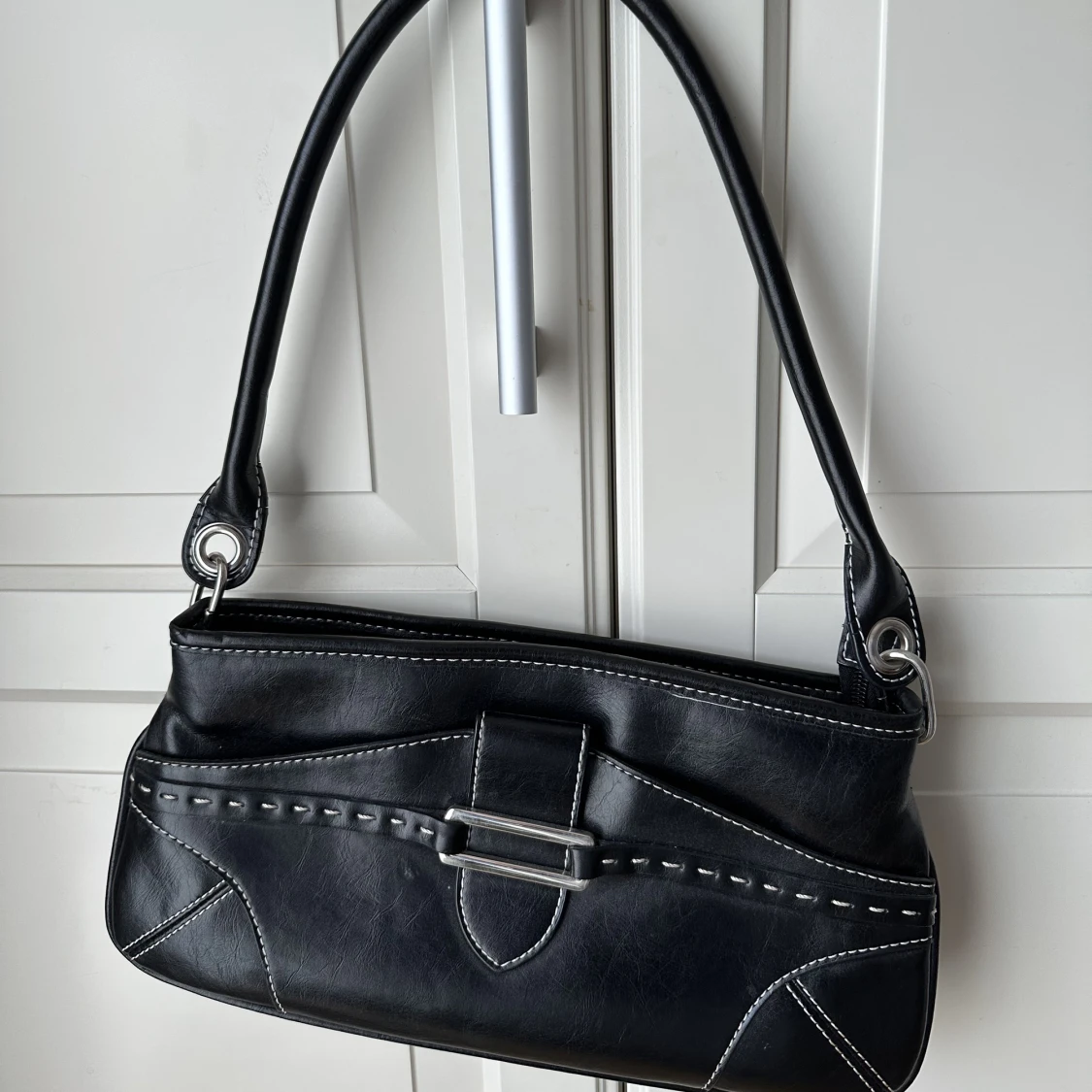 Svart axelväska från Lindex