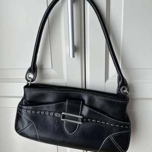 Svart axelväska från Lindex - Superfint skick! 