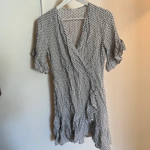 Prickig klänning  - Supersöt prickig klänning från OYSHO. Ostyrkt just nu då den legat nerpackad i en väska lite för länge men inget som inte går att lösa! 😄