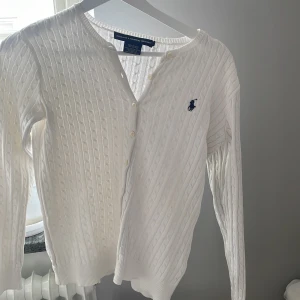 Polo Ralph lauren tröja  - Säljer min polo Ralph Lauren kofta! Jätte bra skick! Kan även tänka mig att byta mot en Ralph Laurent zip hoodie 