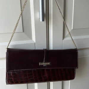 Röd brun väska från mairamare - Finns en del små repor men fint skick i övrigt.