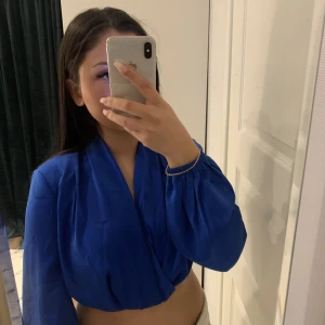 Blå topp från ASOS - Fin blå topp från ASOS, använd en gång, storlek S