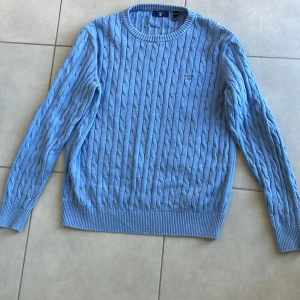 Gant tröja  - Kabel stickad tröja. Gant, stolek 13-14år. Fint använt stick.  