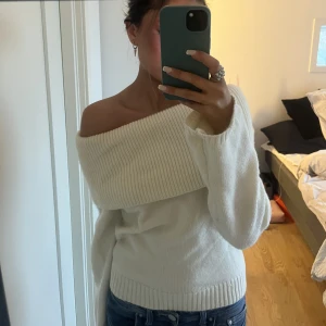 Off shoulder  - Säljer denna fina stickade tröjan. Använd fåtal gånger. Köparen står för frakten 💖