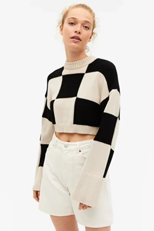 Monki Stickad tröja  - Finstickad croppad tröja med vida armar från monki. Använd 1 gång. Storlek XS men skulle säga att den passar S också. Nypris - 300 kr. 