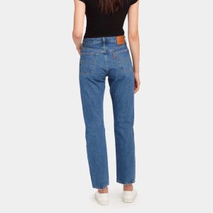 Levis byxor - Säljer mina Levis 501 då dem inte längre passar. Dem är i bra skick och har inga defekter☺️(kolla andra bilden för färg)