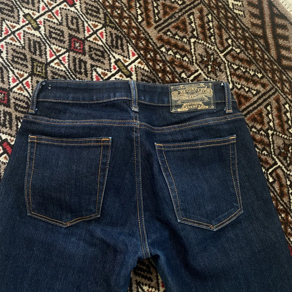 Mörkblå lowwaist jeans från crocker i storlek 26/32. Nycksick. Orginalpris 700kr. Jeans & Byxor.