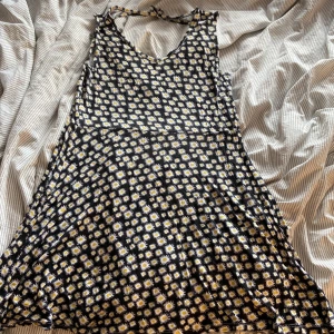 Klänning  - Söt sommarklänning💕andra bilden är hur den ser ut i ryggen/nacken. Köparen står för frakt 