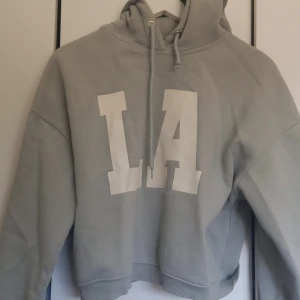 Cropped hoodie  - Cropped hoodie från 157. Skön material och har luva. Skriv om ni undrar något 💞