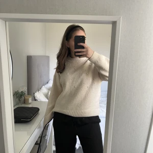 Stickad tröja pärlor - Så söt stickad tröja med pärlor på från h&m, storlek S. Använd en gång då den inte är min stil längre. Jätte mjuk och inte alls stickig!