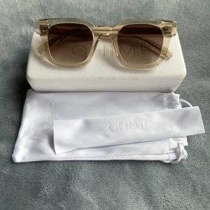 Solglasögon  - Säljer mina super snygga chimi 04 ecru. Eftersom de tyvärr inte kommer till användning längre. Använd ett fåtal gånger så i väldigt fint skick, köptes för 1250 kr!