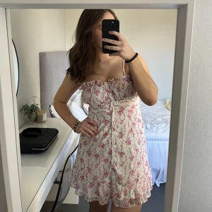 Klänning - Så gullig klänning till sommaren! Storlek 38, sitter som en 36, från NA-KD och prislappen är kvar! Så söt att ha till vardags och bara slänga på en tröja över!🌺🌺
