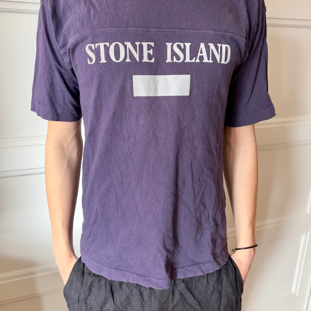 Stine island reflektive tisha köpt för 1600 använd någon gång skick 9/10. Jag är 188 och den är size s/m. Skjortor.